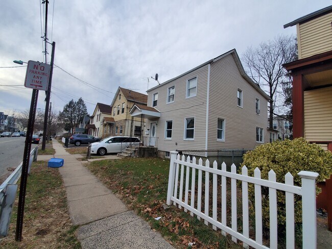 Building Photo - 81 Myrtle St