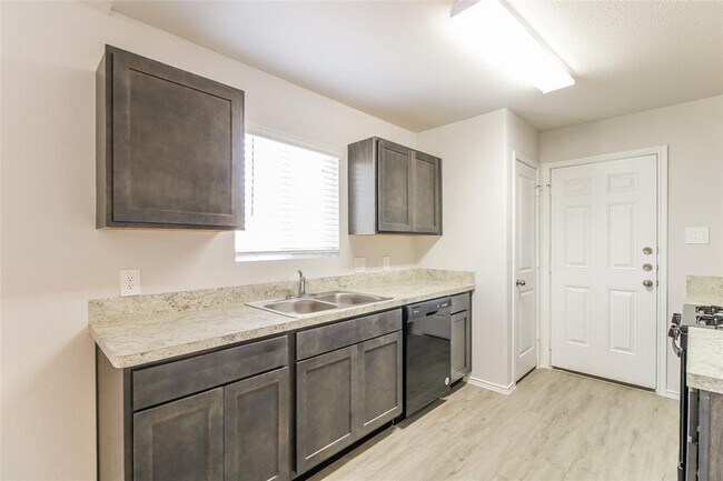 Building Photo - 2134 Middle Rdg Dr