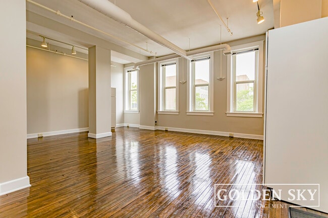 Building Photo - 301 S Walnut St