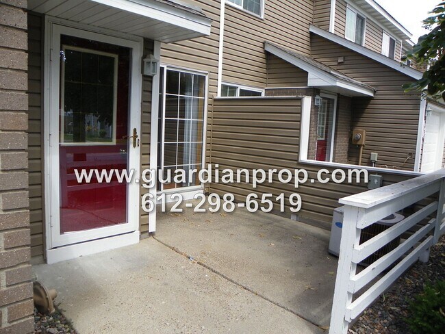 Foto del edificio - Townhouse Available June 1st, Open Floor Plan, Fireplace, Patio, Attached Garage