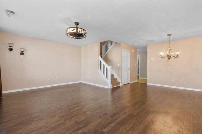 Building Photo - Townhome in The Market Common!