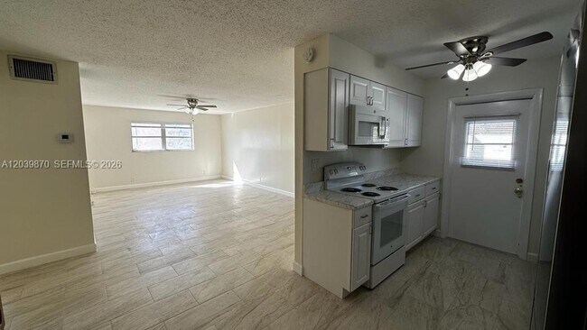 Foto del edificio - 7480 SW 10th St