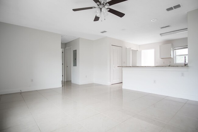 Foto del edificio - Duplex in Davenport now available!