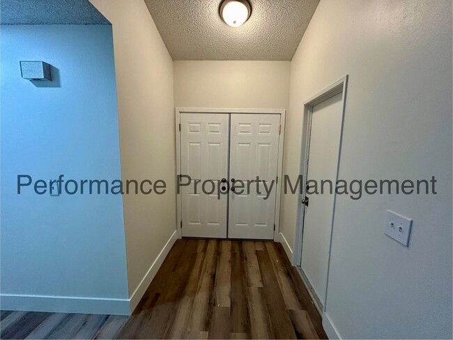 Foto del edificio - Newly Remodeled 4 Bed/2 Bath SW Bakersfiel...