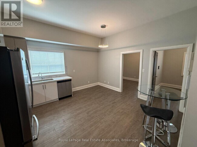 Photo du bâtiment - 2548 Eglinton Ave W