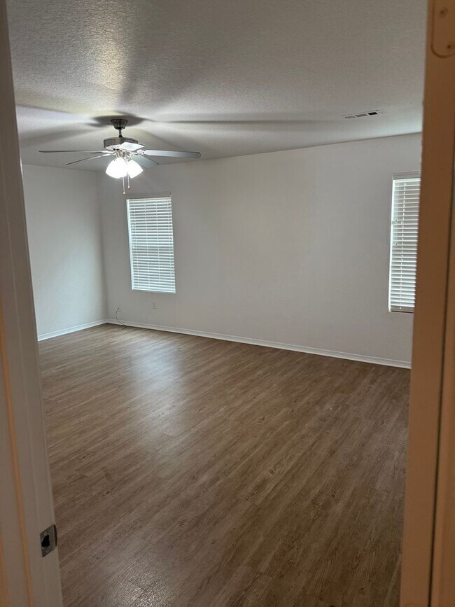 Foto del edificio - Four Bedroom | Two Bath Home in Cypress Bend