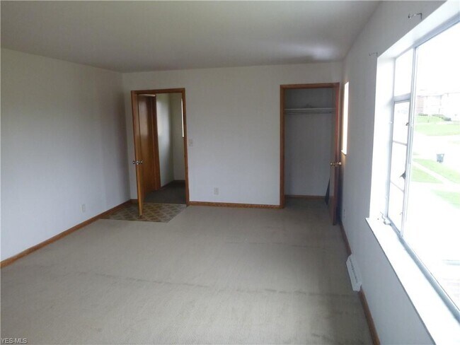 Building Photo - 527 Treeside Dr