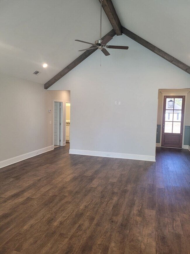 Foto del edificio - Spacious 4BR Home with Inground Pool, Open Split Floor Plan & Side-Entry Garage