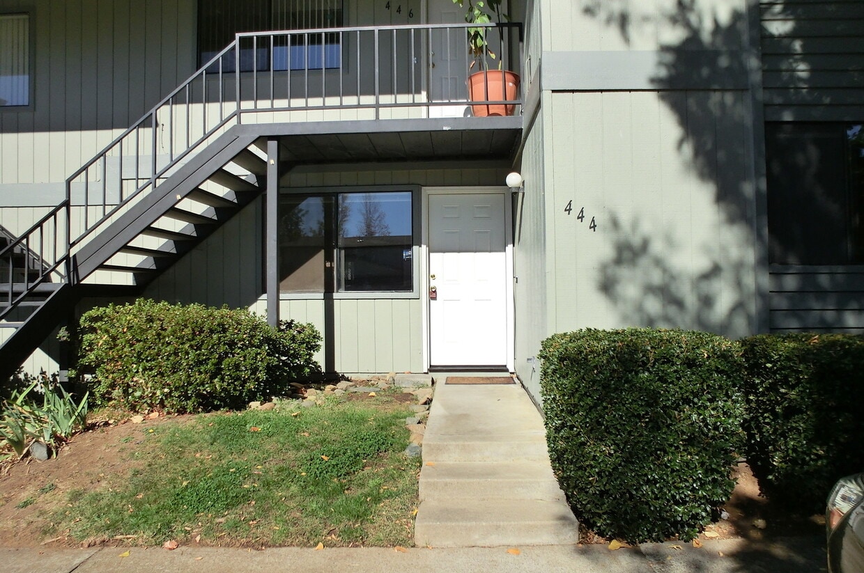 Primary Photo - Downstairs Apartment Near Food and Shopping