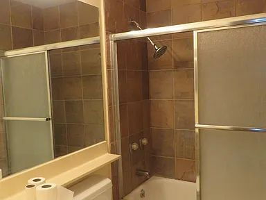 Foto del edificio - Detached 2 bedroom, 1 bath cottage behind a main house