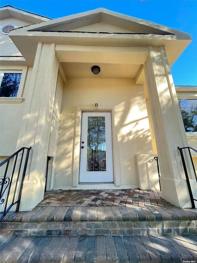 Foto del edificio - 8 Woodmere Blvd