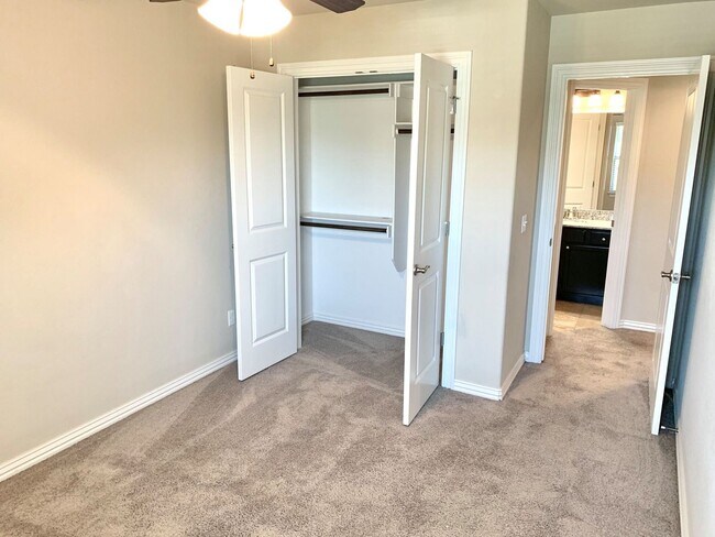 Foto del edificio - 3 Bedroom Townhome for Rent in Rogers!