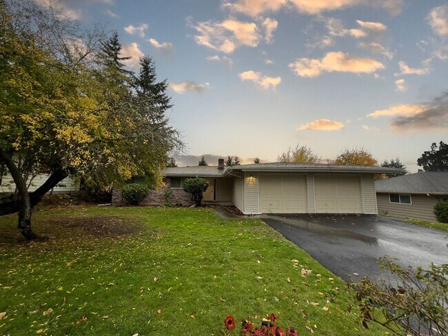Foto del edificio - 4 bedroom 2.05 bath rambler on Kent's East Hill