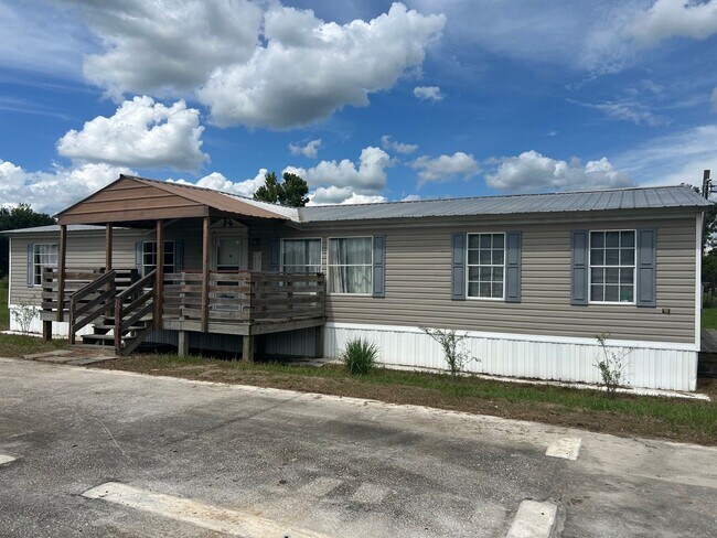 Building Photo - Rental property with land!