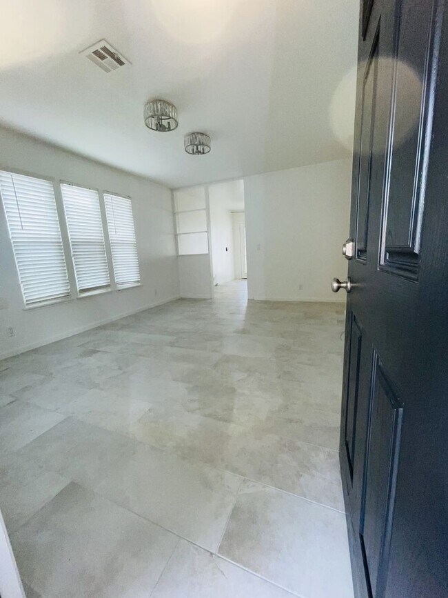 Foto del edificio - Single story 4 bedroom with large yard in ...