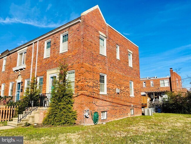 Building Photo - 1601 Princess St