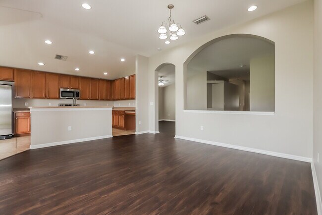 Building Photo - 6915 Runner Oak Dr