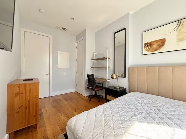 Building Photo - Prime Bushwick Room, HDTV, 15 min to Manhattan #756
