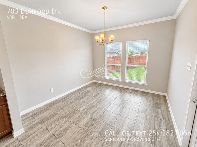 Foto del edificio - 703 Dunford Dr