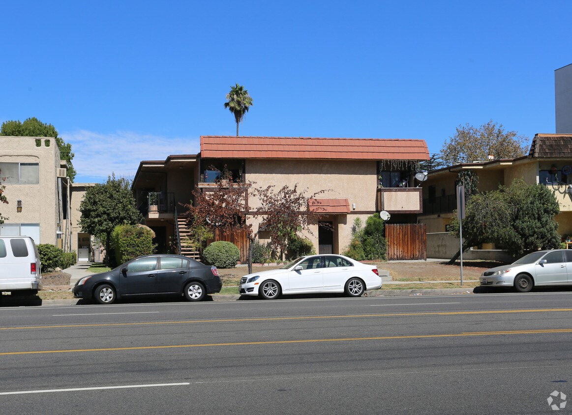 Building - 11955 Burbank Blvd