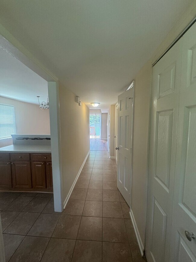 Foto del edificio - Beautifully updated 2BR/1.5BA apartment av...