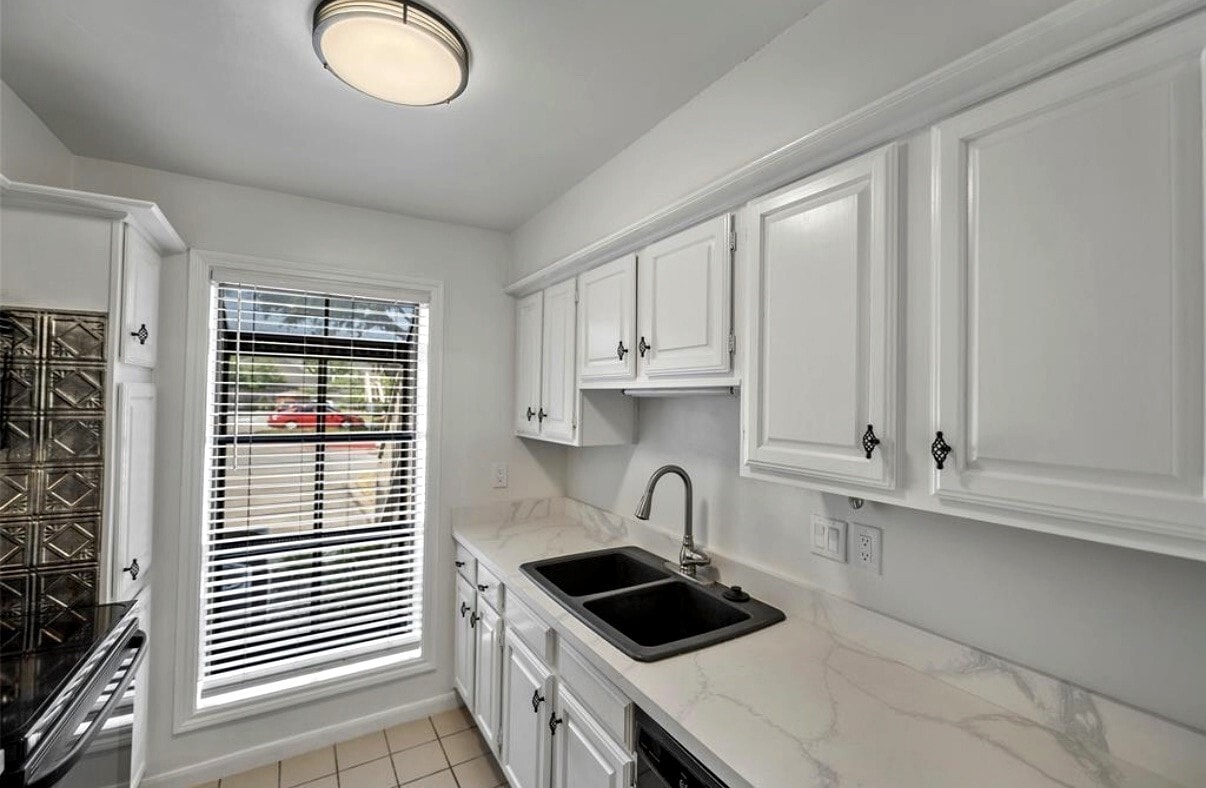 Building Photo - 1311 Antoine Dr