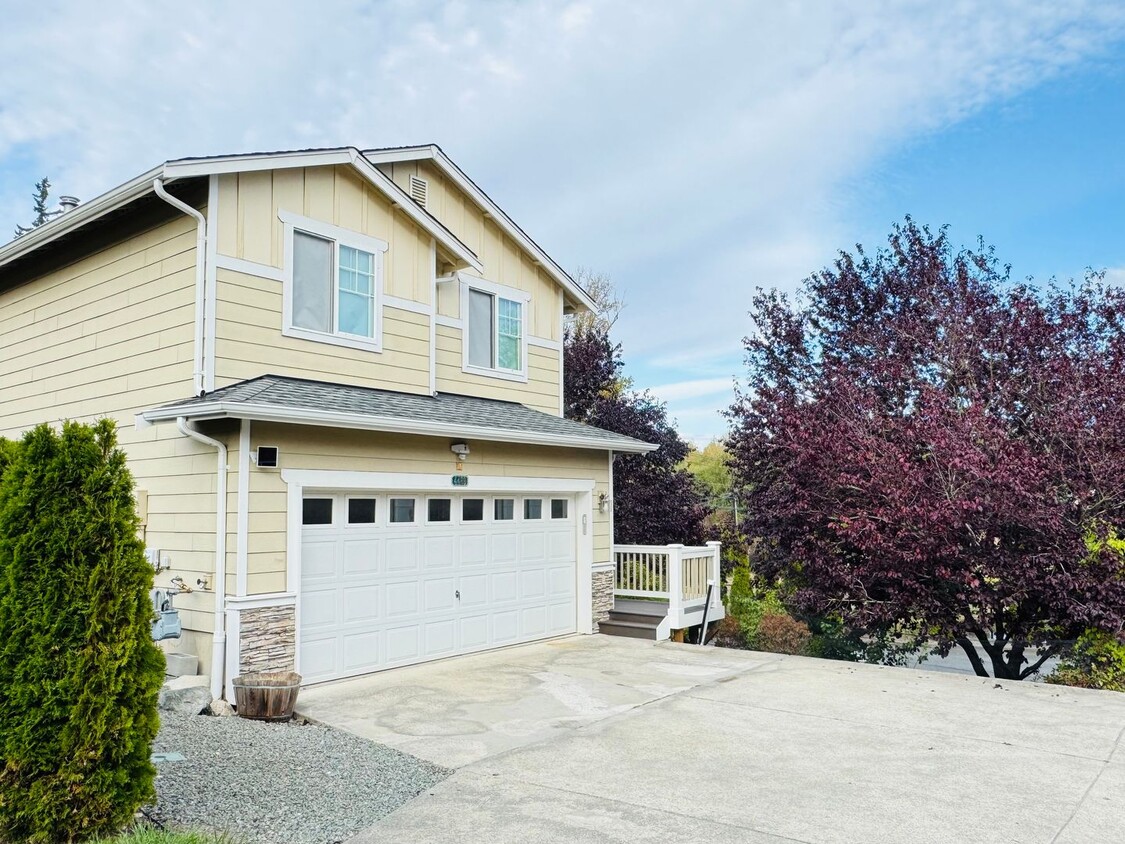 Primary Photo - 3 Bed, 2.5 Bath PLUS Bonus Room