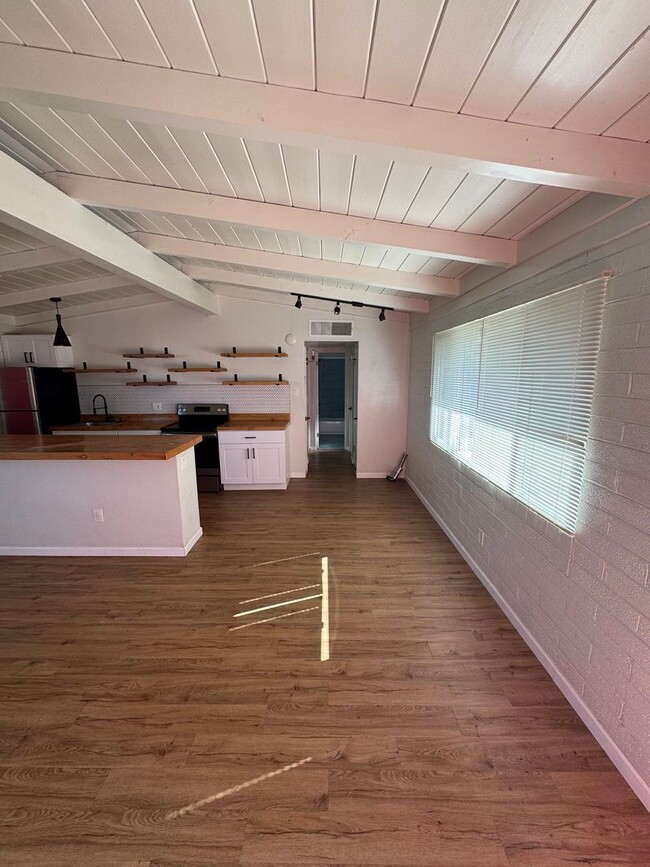 Building Photo - 2762 N Forgeus Ave