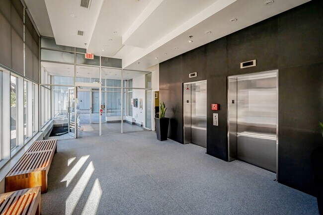 Photo du bâtiment - 60 Bathurst St