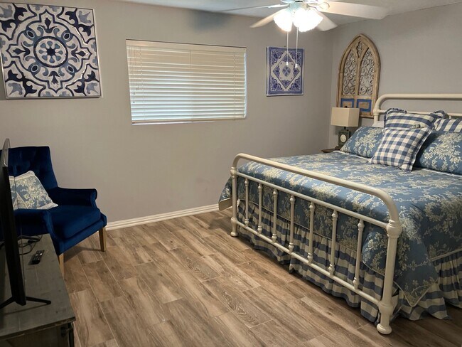 Foto del edificio - 12500 Melville Dr