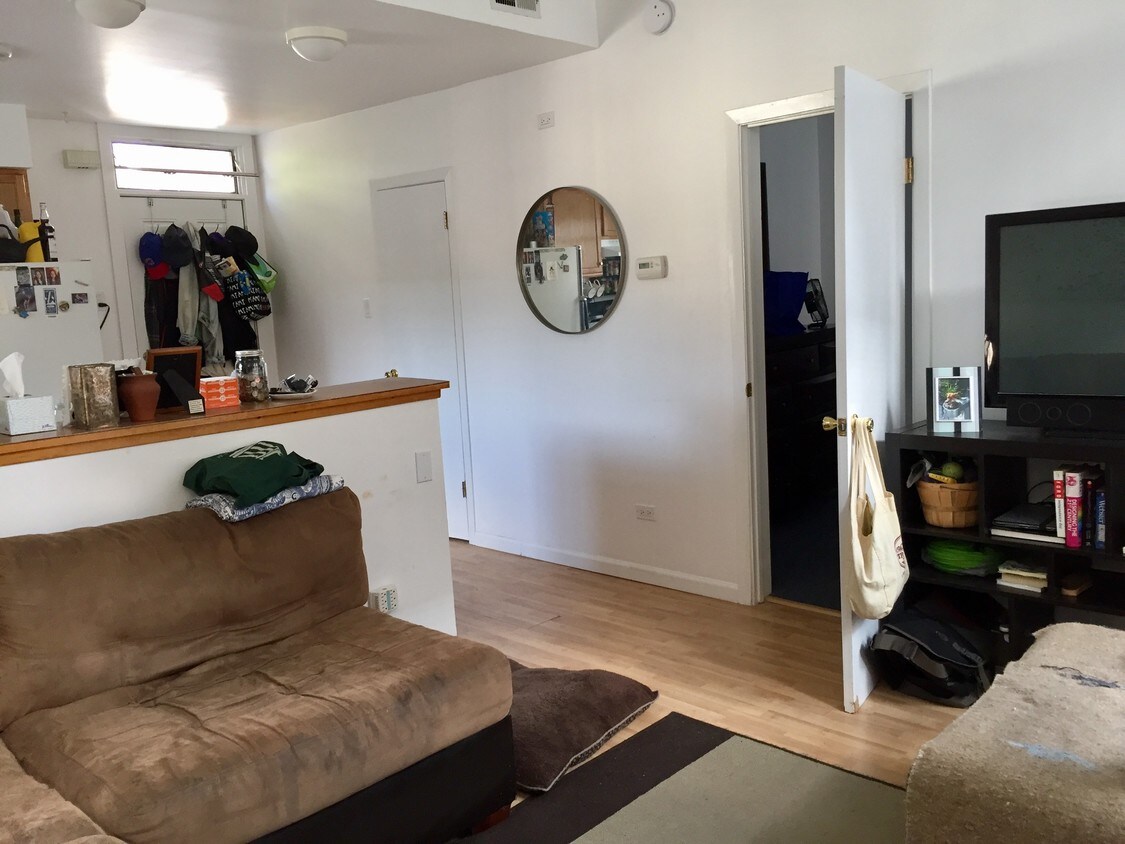 Área de estar de la puerta principal - 837 N Maplewood Ave