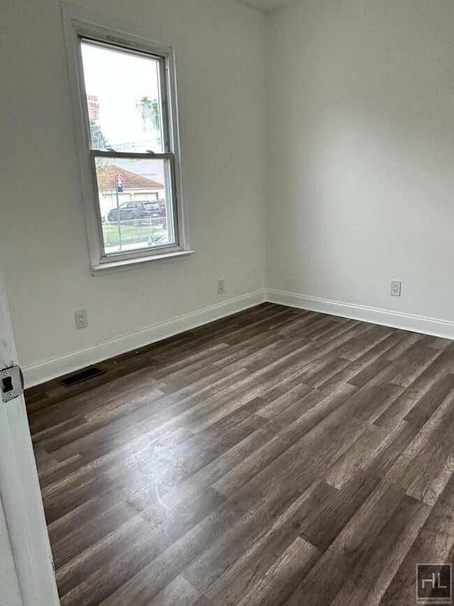 Foto del edificio - 4 Bedroom on MAPLE PARKWAY