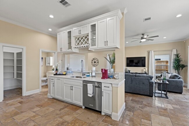 Building Photo - 2211 Silverbonnet St