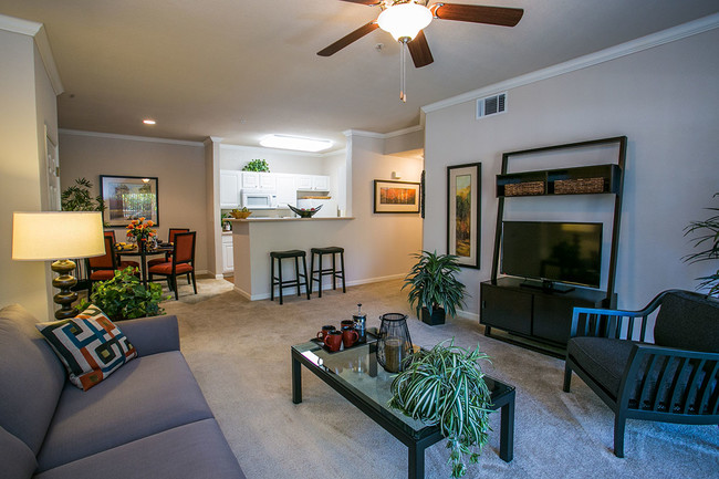 Moldura de techo - Rolling Oaks Apartment Homes