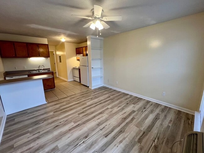 Foto del edificio - 1BR 1BA Ground Level Apt. **Free Water** - NO pets!