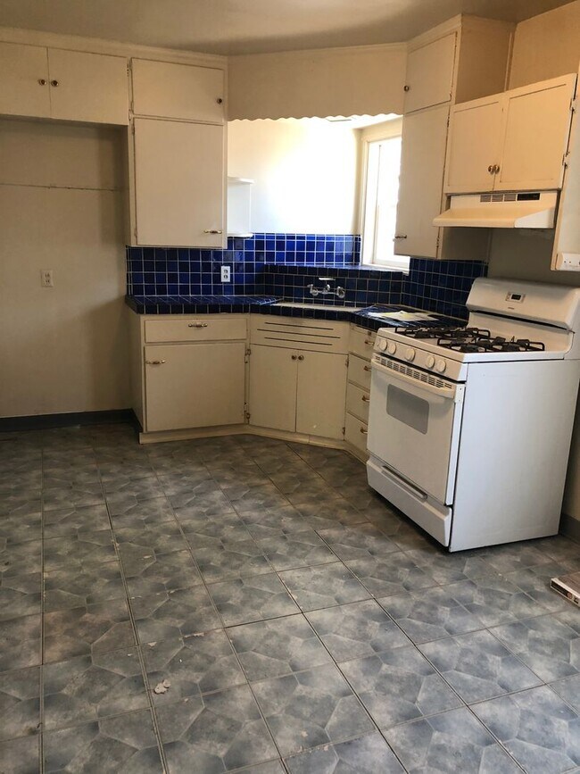 Building Photo - 2 Bedroom, 1 Bath Home for Rent on a HUGE ...