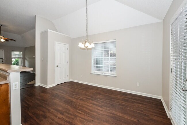 Foto del edificio - 7086 Crape Myrtle Dr