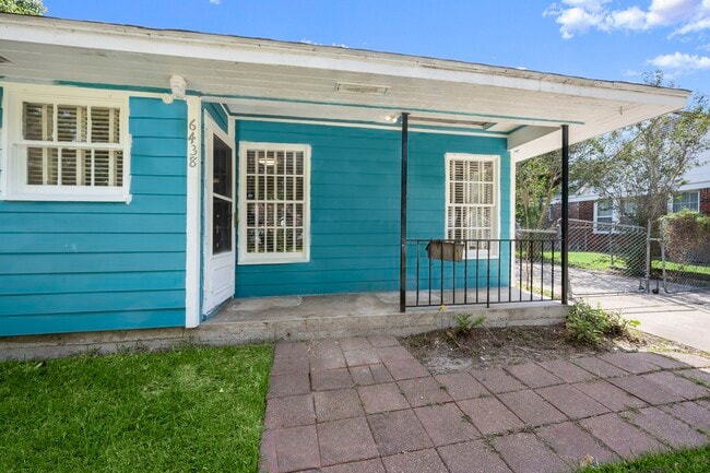 Foto del edificio - 6438 Pinehurst Dr