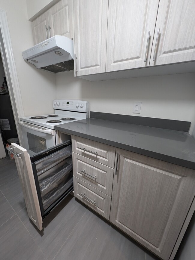 Building Photo - 189 Lake Driveway W