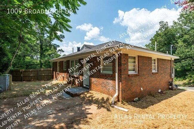 Building Photo - 1009 Broadmoor Dr