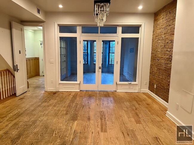 Foto del edificio - 4BR 3BA Historic Limestone Duplex In Crown...