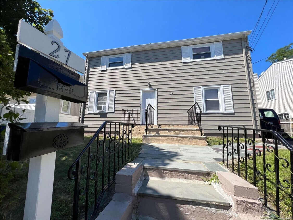 27 Hickory Rd, Port Washington, NY 11050 Room for Rent in Port