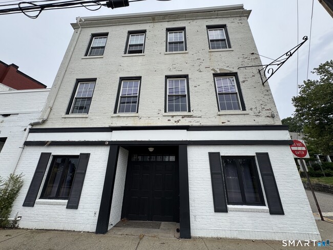 Building Photo - 345 Bank St