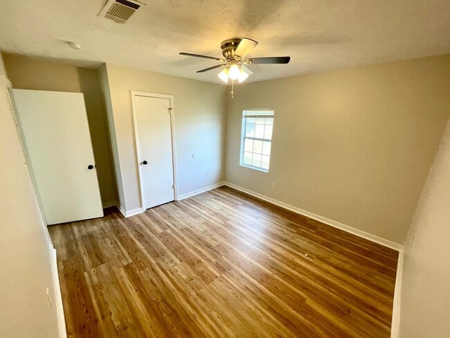 Building Photo - 3 Bed/1.5 Bath Available in Downtown Brandon!