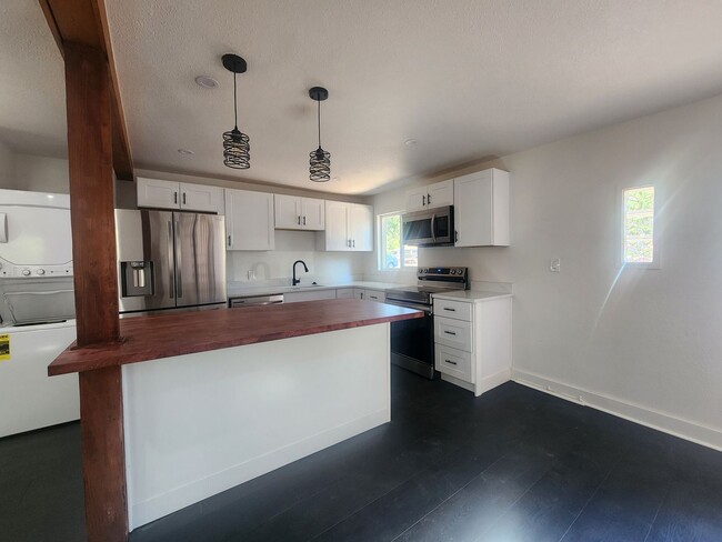 Building Photo - Stunning and Unique 1 Bed 1 Bed remodeled ...