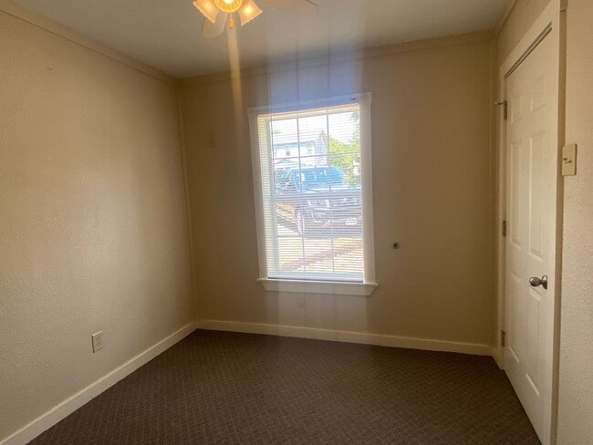 Building Photo - 2 BEDROOM