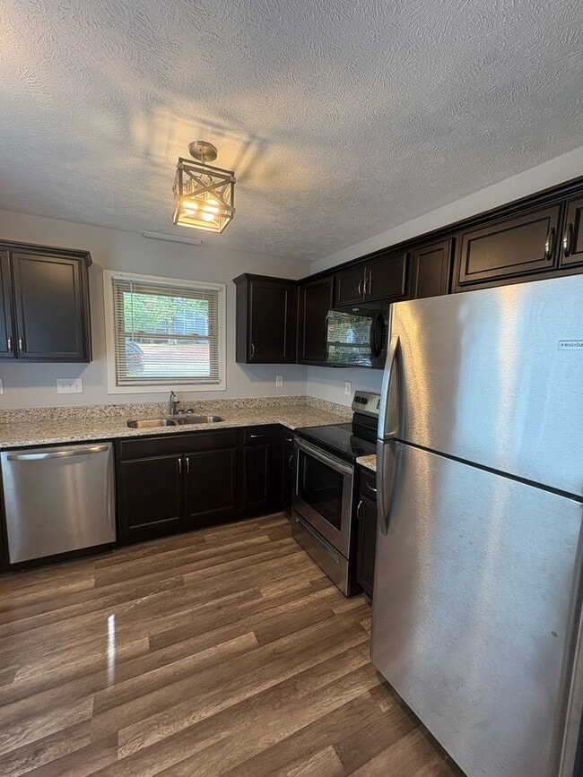 Foto del edificio - Charming 3 Bed, 2 Bath Tri-Level Home