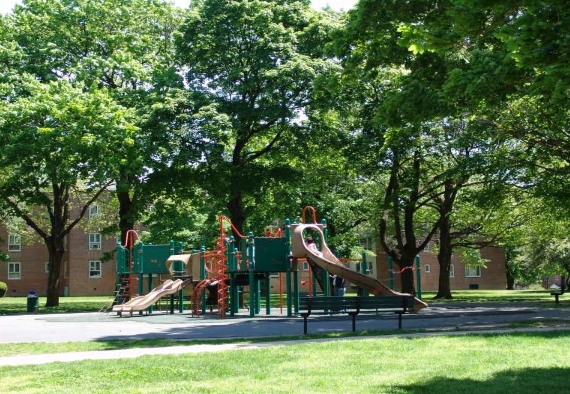 Área de juegos para niños - Fresh Meadows Apartments