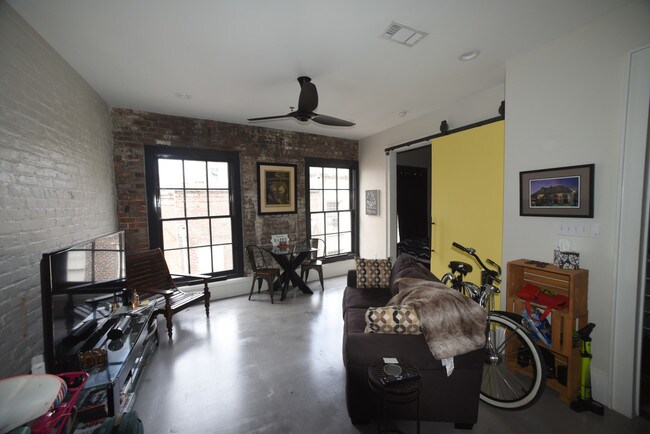 Foto del edificio - 207 N Peters St