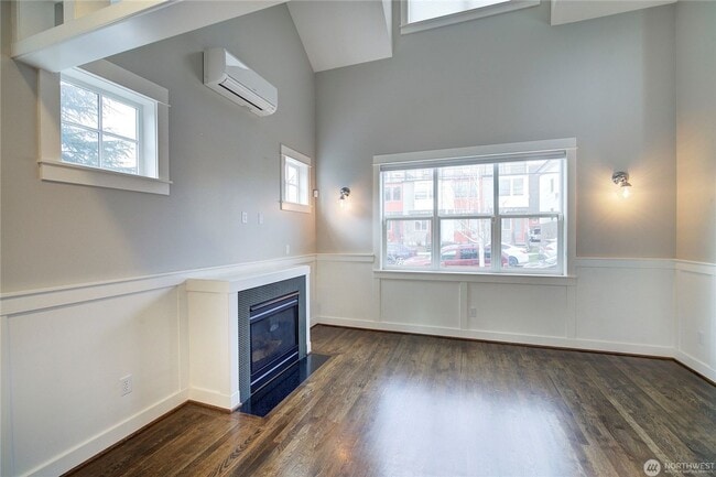 Building Photo - 2Bd/1.75Ba Seattle Home